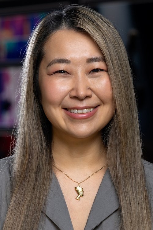 Maggie Kang jako Flight Attendant Demon / Crying Demon / Newscaster (voice) w obsadzie K-popowe łowczynie demonów