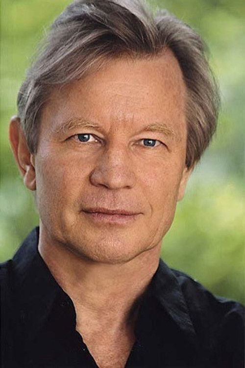 Podobny aktor do Topher Grace: Michael York