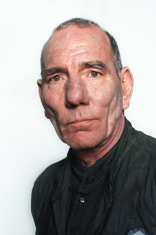 Podobny aktor do Bob Gunton: Pete Postlethwaite